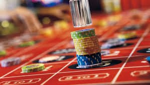 Tangkapan layar aplikasi mobile online lottery menampilkan menu utama dengan pilihan taruhan olahraga, live dealer, dan permainan slot